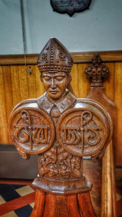 20. Bishop head bench detail