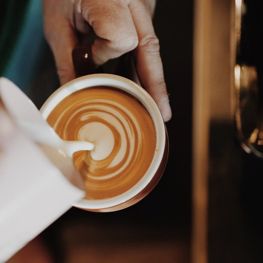 Latte art i kaffekop