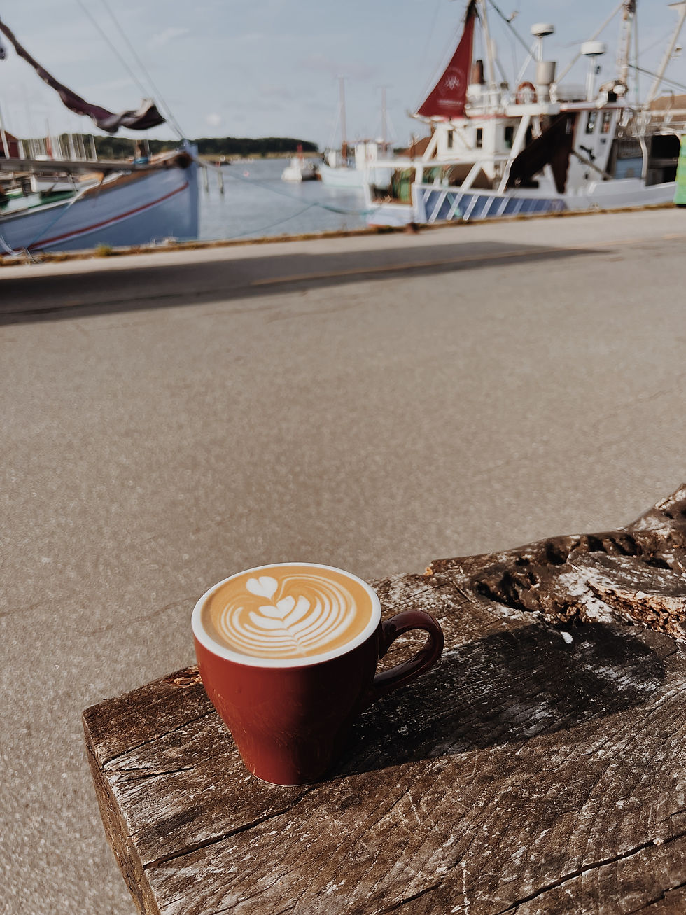 Venteposition med en kaffe ved kaffebaren
