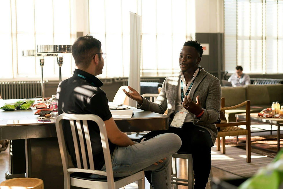 dos personas conversando en una cafetería