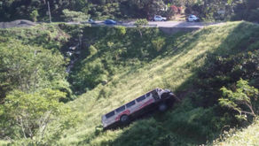 Unidad de AUS vuelca a barranco tras arrollar a motociclista