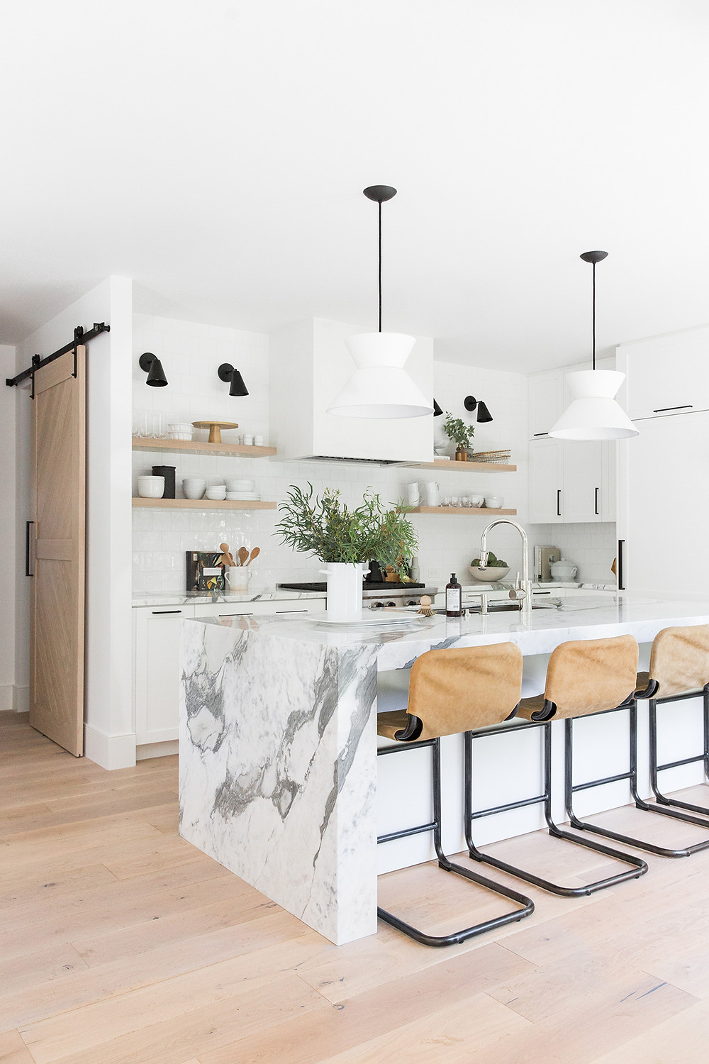 Organised kitchen with seating - Homefulness