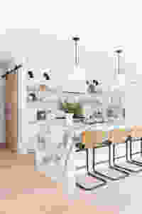 Organised kitchen with seating - Homefulness