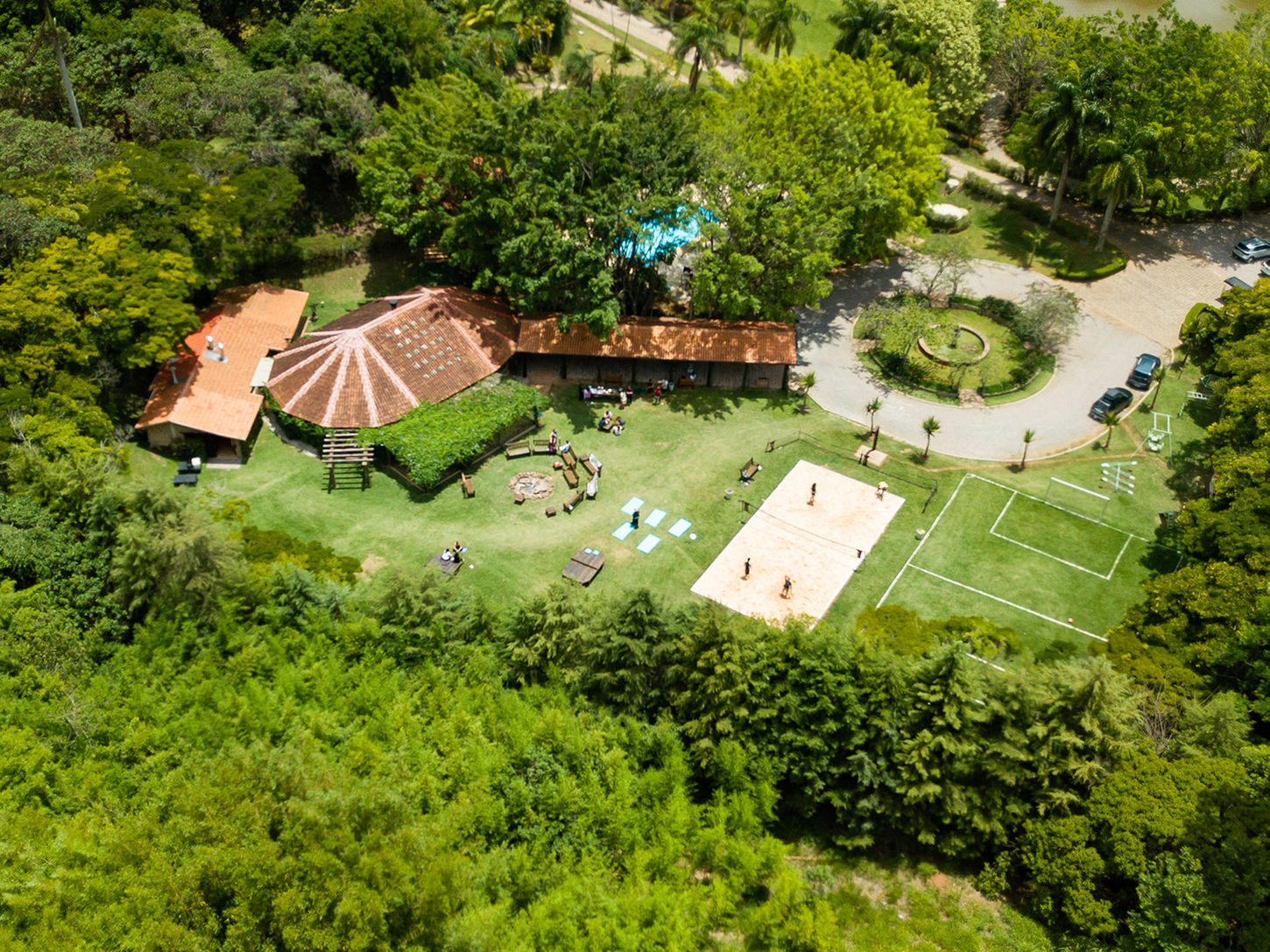 Vista aérea de propriedade rural com quadras e área verde