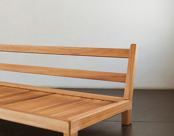 O sofá Olga faz parte da nossa linha Balsa. Seu design traz a robustez dos traços firmes da marcenaria, junto ao movimento e conforto de futons volumosos.