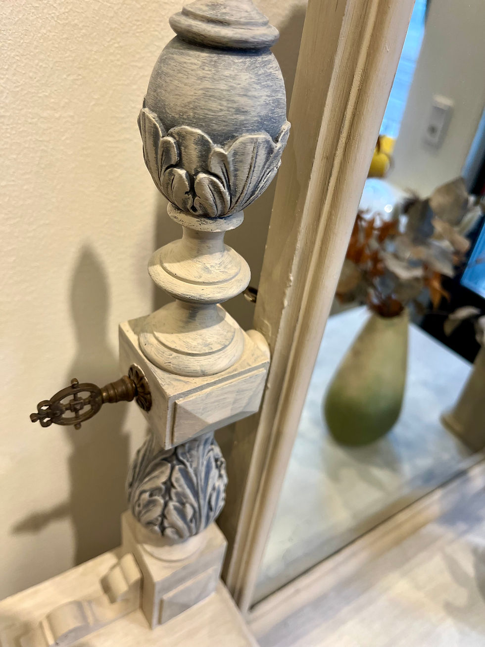 Miniatyrbild: Beige antik byrå med spegel