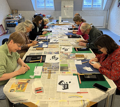 Teilnehmende beim japanischen Kalligraphiekurs in Bern