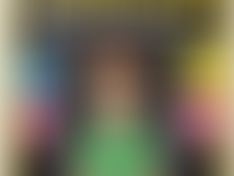 Niño rodeado de constelaciones, un telescopio y Post-its con frases del libro