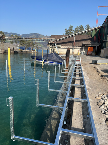 Metallkonstruktion
Schlosserei
Gartenzäune
Balkongeländer
Metalltreppen
Individuelle Metallgestaltung
Terrassenüberdachungen
Windschutzwände
Carports
Schmiedeeisen
Metallverarbeitung
Brandschutztüren
Metallbauarbeiten
Schweissarbeiten
Handläufe
Design-Metallarbeiten
Moderner Metallbau
Metallrestaurierung
Aluminiumkonstruktionen
Metallbauunternehmen Thun