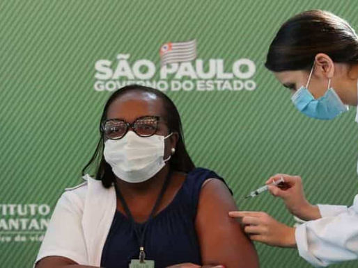 Enfermeira Mônica Calazans de São Paulo é a 1ª vacinada contra covid-19 no Brasil