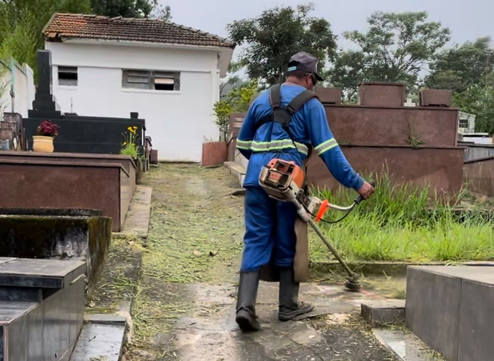O Cemitério Municipal São José deve receber 4,5 mil pessoas, na quinta-feira (2), Dia de Finados, e para isso a Prefeitura de Ribeirão Pires realiza plantão especial na parte administrativa da necrópole para atender os visitantes. Ao longo deste mês, o local recebeu manutenção preventiva como: capinação, varrição e pintura. O salão do velório também recebeu pintura. O cemitério receberá celebrações católicas em comemoração à efeméride, que envolve todas as paróquias de Ribeirão Pires e Rio Grande da Serra, às 8h, às 10h, às 12h, às 14h e às 16h. Haverá esquema especial de trânsito com orientações aos condutores em frente ao cemitério São José.