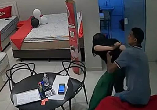 Vídeo cenas fortes: Homem tenta estuprar vendedora em loja de colchões.