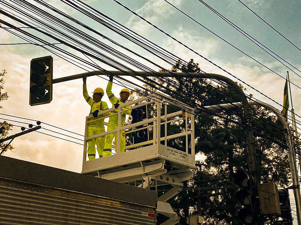 Equipe colocando em funcionamento novos semáforos defronte ao Cemitério São José