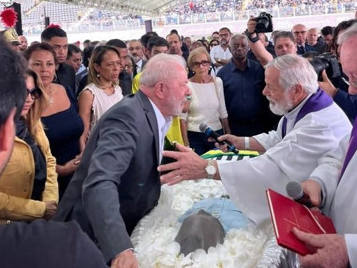Lula vai a velório do Rei Pelé na Vila Belmiro, em Santos