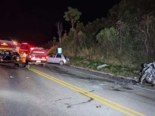 Acidente com quatro veículos em MG deixa sete mortos e oito feridos