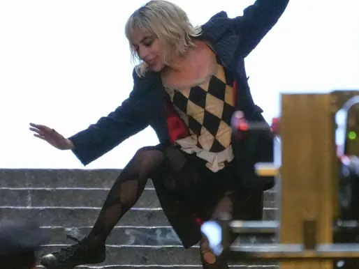 CORINGA 2: LADY GAGA SURGE COM UM NOVO VISUAL DA ARLEQUINA PARA O FILME