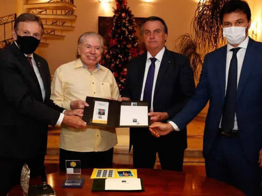 Sem máscara, Bolsonaro encontra Silvio Santos, de 90 anos, e é alvo de críticas