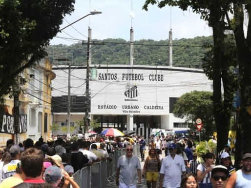 Velório de Pelé em Santos é encerrado; cortejo seguirá até cemitério