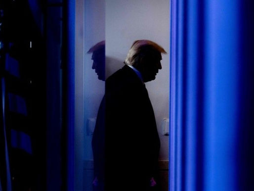 Trump deixa a Casa Branca pela porta dos fundos e após segundo impeachment