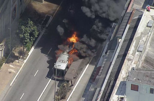 Ônibus pega fogo na avenida 9 de Julho