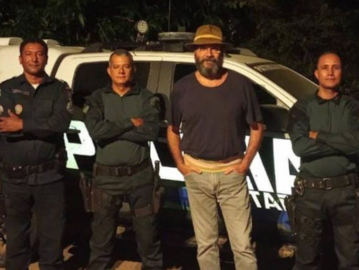 Policiais tietam Almir Sater em “blitz”: “O senhor é dono da chalana?”