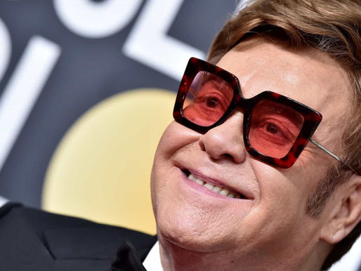 Elton John ajuda ex-noiva que abandonou há 50 anos