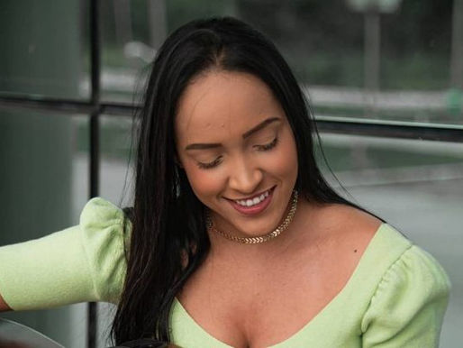 Cantora sertaneja morre após ser atropelada por carro desgovernado.
