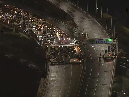 Navio se choca com a ponte Rio-Niterói, que é fechada; veja o vídeo
