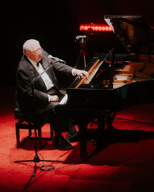 Valentín Trujillo preparándose para tocar el piano.