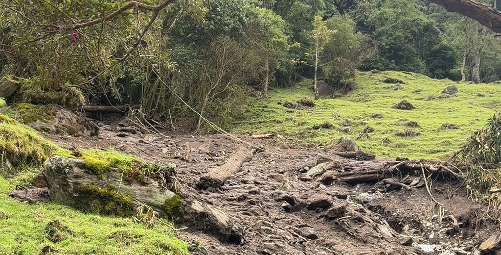 Marijn and the woman we met from Mexico crossing the washed out path.