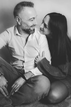 alt="photographe couple à Somain, photo en studio professionnel"