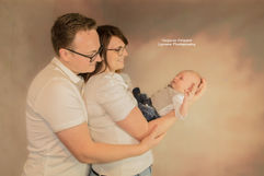 alt="photographe nouveau-né à Somain, mise en scène naturelle"