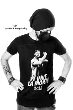 alt="Photographie d’un t-shirt de groupe métal collector"