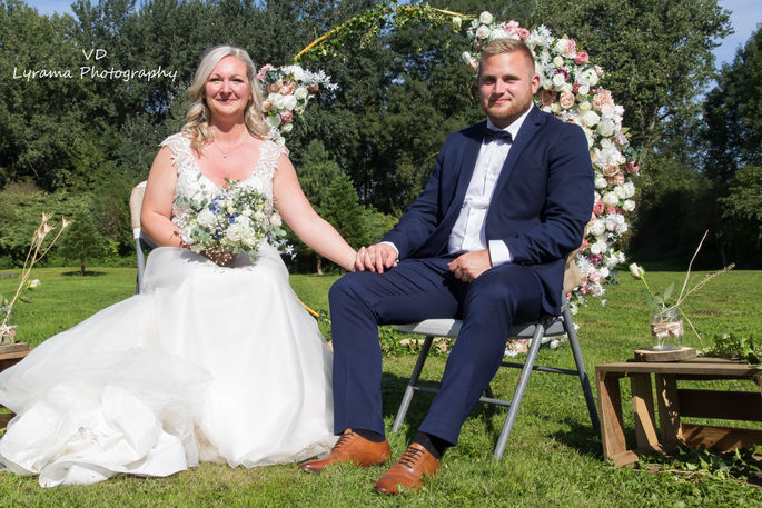 alt="photographe mariage à Somain, photo romantique du couple"
