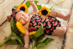 alt="photographe bébé à Somain, ambiance ludique et douce"