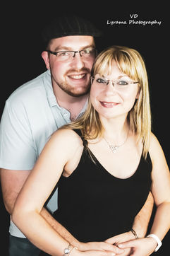 alt="photographe couple à Somain, photo en studio professionnel"