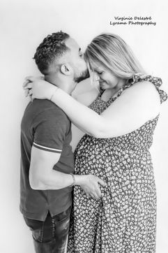 alt="photographe grossesse en studio à Somain"