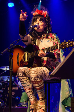 alt="cliché en pleine scène, lumière colorée et énergie"