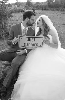 alt="photographe mariage à Somain, photo romantique du couple"