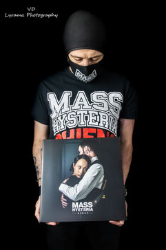 alt="Photographie d’un t-shirt de groupe métal collector"