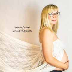 alt="photographe grossesse en studio à Somain"