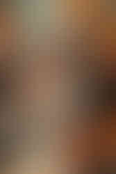 bébé enveloppé dans un lange photographié dans un bain de lait fleuri