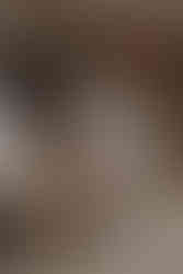 Bébé dans un bain de lait enveloppé avec ses 2 mamans qui lui donnent le bain