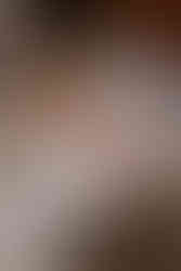 Nouveau-né allongé dans un panier en osier dans une tenue bohème