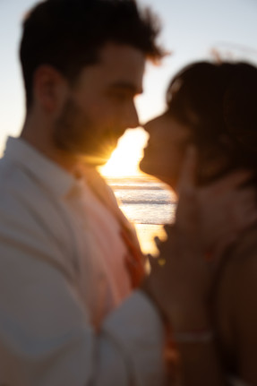 photos couple au coucher du soleil à l'océan