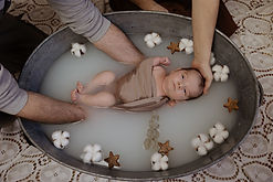 Nouveau-né en séance bain de lait enveloppé et fleuri à Bordeaux.jpg