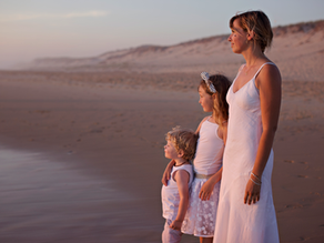 Photo de famille à lacanau océan à la golden hour