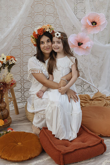 Une maman et sa fille dans un décor et des robes bohèmes