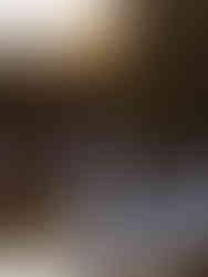 couple enlacé prés d'un lac au coucher du soleil avec maman enceinte