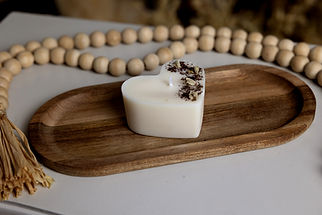 Mise en image dans studio bohème d'une bougie artinale